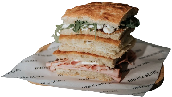 Sándwich artesanal tipo sub, especialidad del menú | Bros and Subs